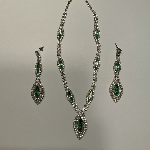 Green Costume Jewelry Set - Picture 5 of 5